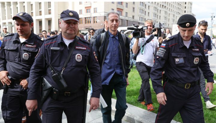 Peter Tatchell was freed on bail after staging a one-man protest near the Kremlin