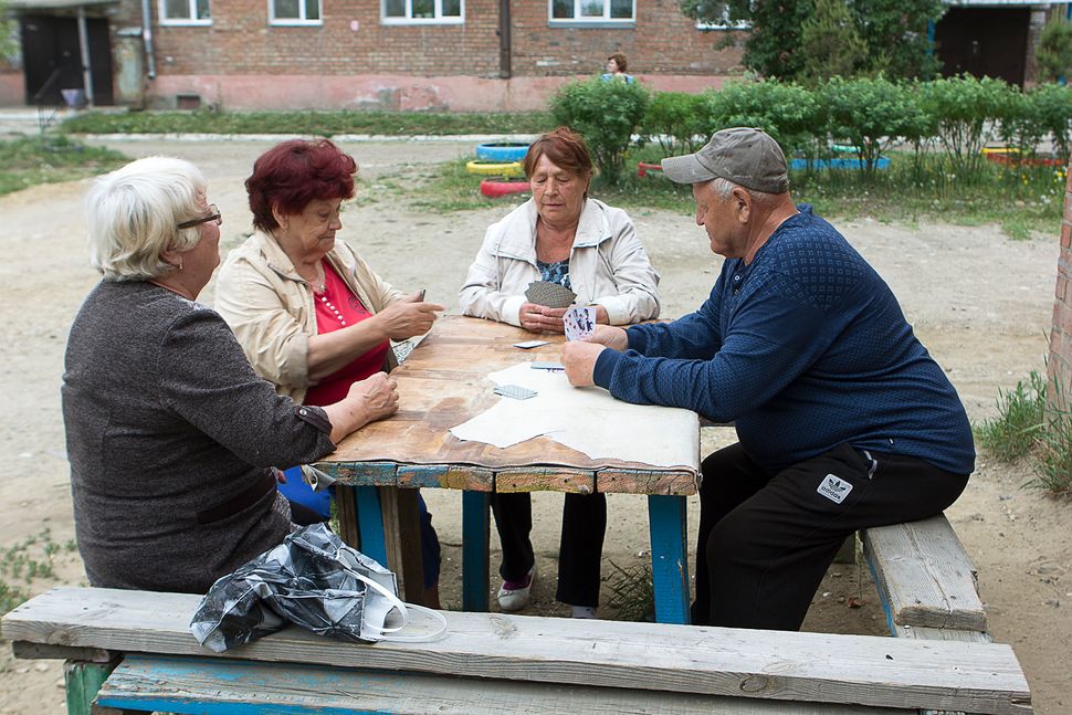 Die Bewohner von Meget treffen sich zum Kartenspielen.