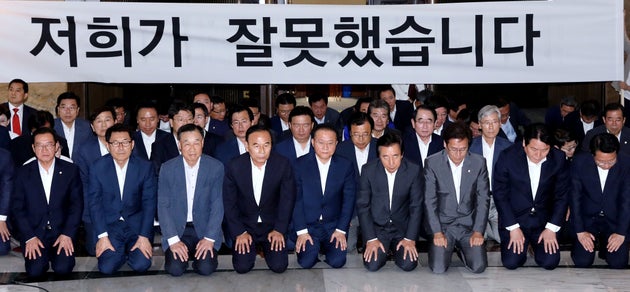 자유한국당이 무릎꿇고 반성하기 전에 한 말 | 허프포스트코리아