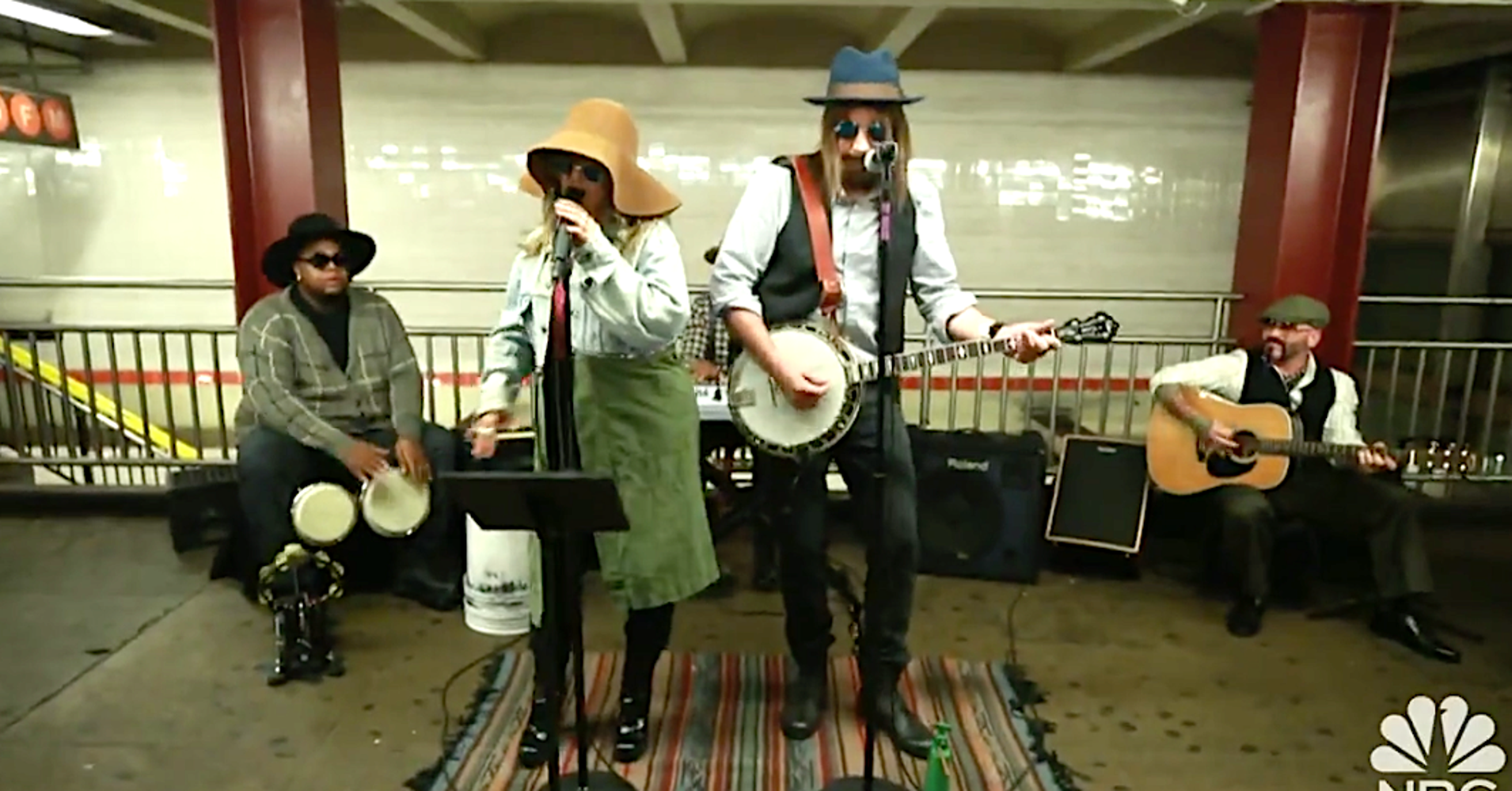 Disguised Christina Aguilera And Jimmy Fallon Sing In New York Subway Disguised Christina Aguilera And Jimmy Fallon Sing In New York Subway