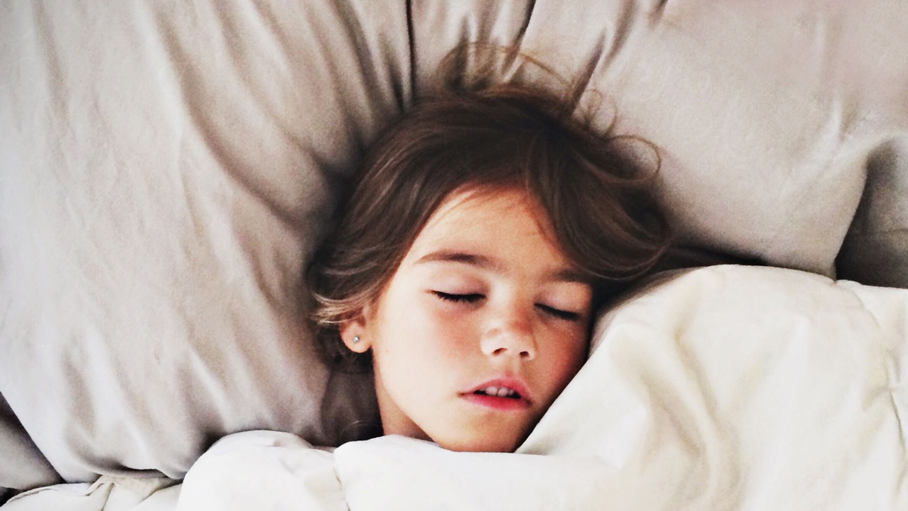 Sleep on dear little child. Kids Sleep time кровати. Ребенок храпит. Как спят дети. Раннее утро детство.