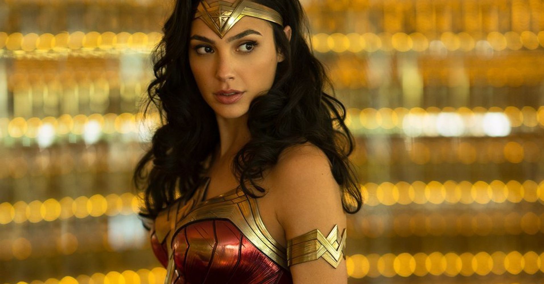 Gal Gadot Reveals First Look At Wonder Woman 2 Costume Huffpost 