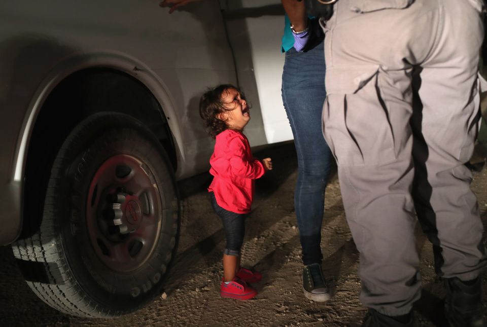 Una niña de dos años, demandante de asilo hondureña, llora mientras detienen a su madre cerca de la frontera...