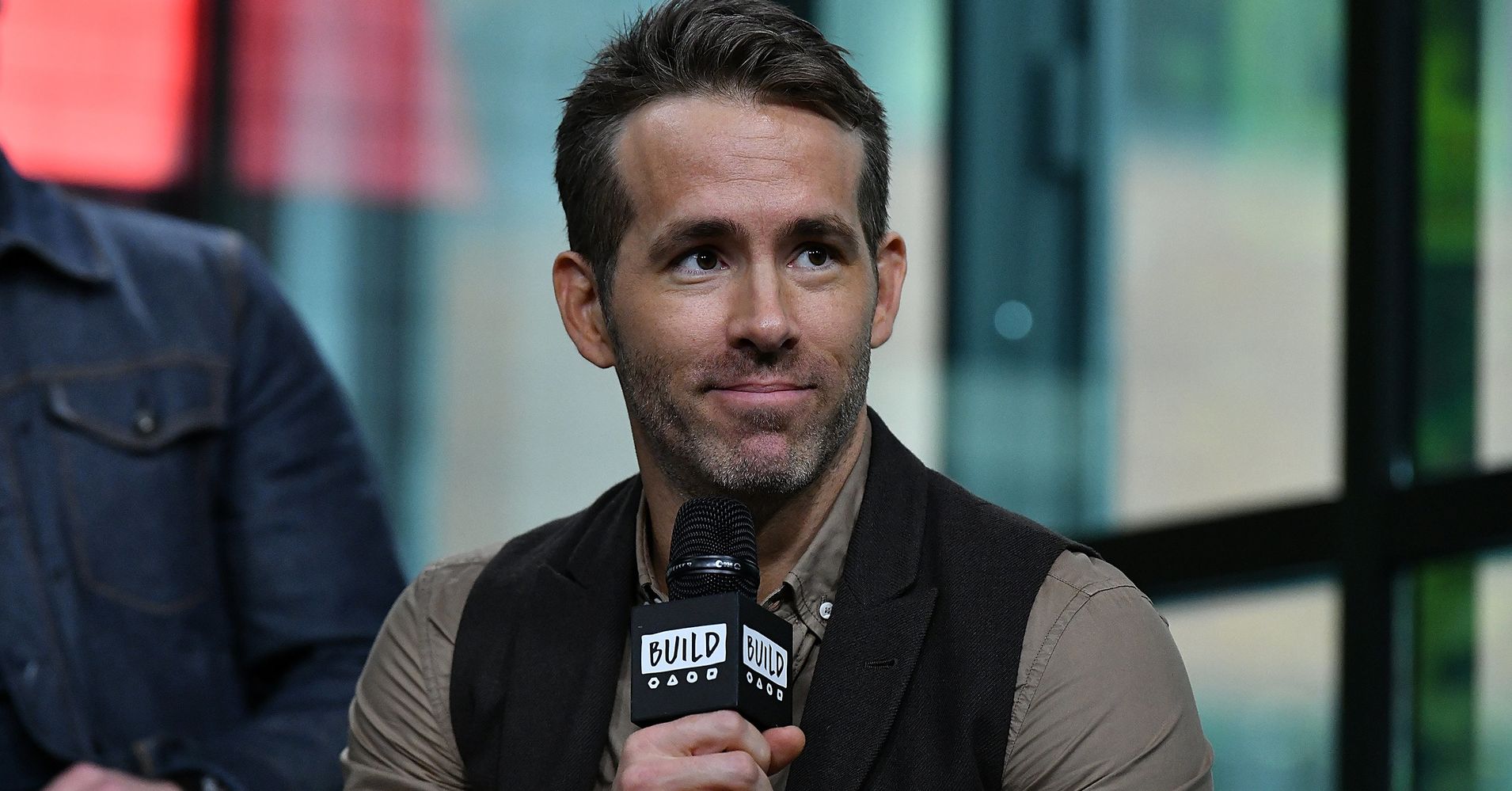 Ryan Reynolds Is Still The Champion When It Comes To Responding To Fans Huffpost 