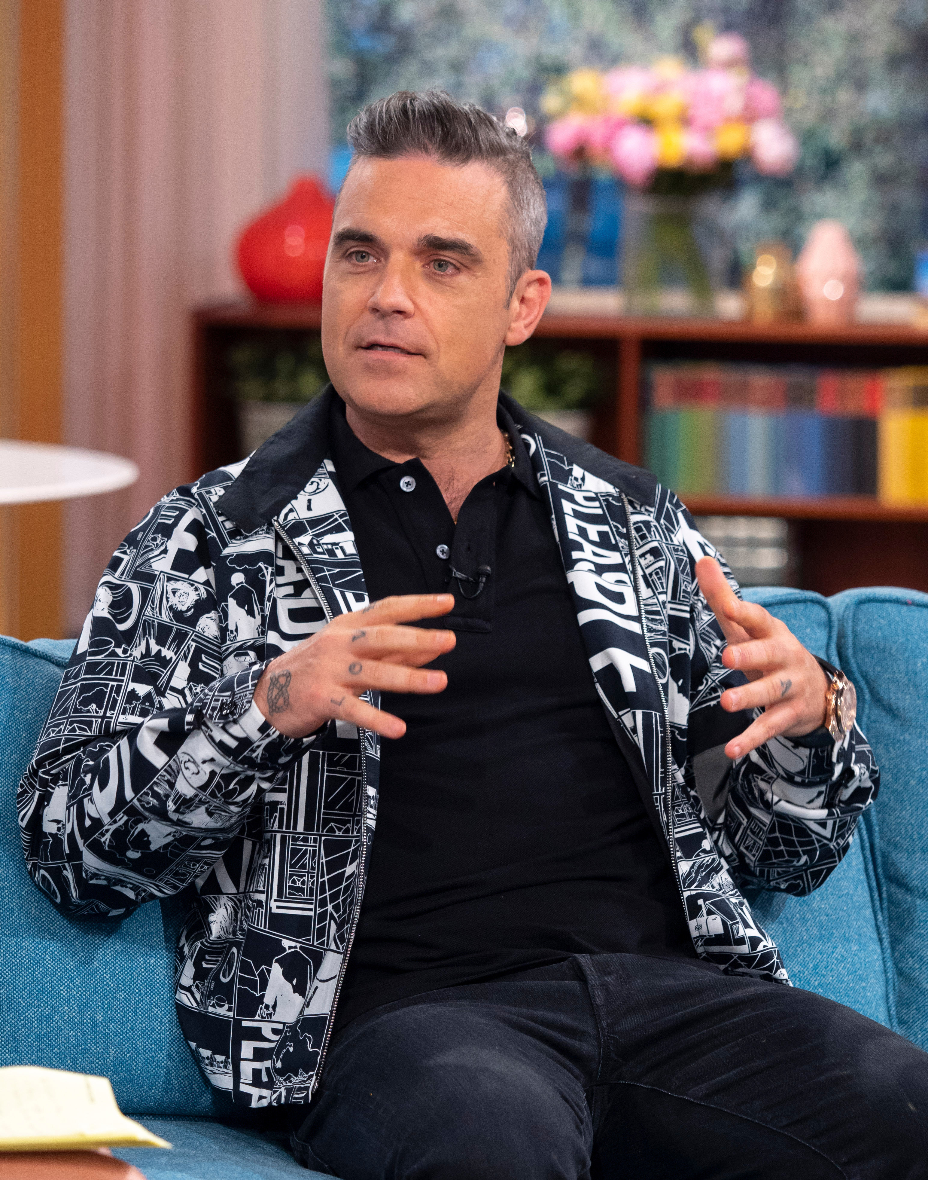 Robbie Williams Explains Why He Flipped The Bird During World Cup ...