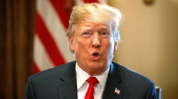O plano de Trump para acabar com a separação de famílias é deter pais e filhos