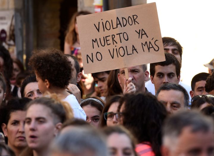 «Ένας νεκρός βιαστής δεν μπορεί να βιάσει πια». Γράφει στο πλακάτ διαδηλώτρια. 