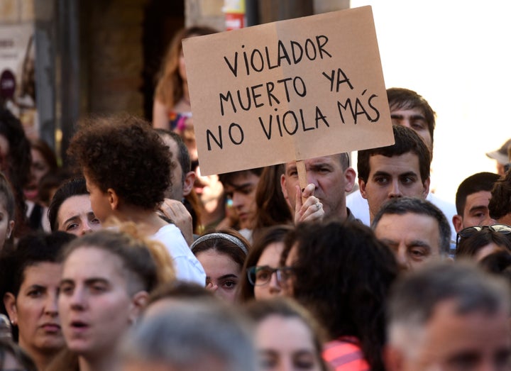 «Ένας νεκρός βιαστής δεν μπορεί να βιάσει πια». Γράφει στο πλακάτ διαδηλώτρια. 