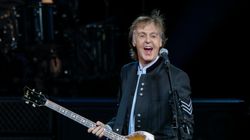 Ο Paul McCartney αποκαλύπτει πώς γράφτηκαν μερικά από τα πιο δημοφιλή τραγούδια των Beatles-και κάνει τον James Corden να βουρκώσει