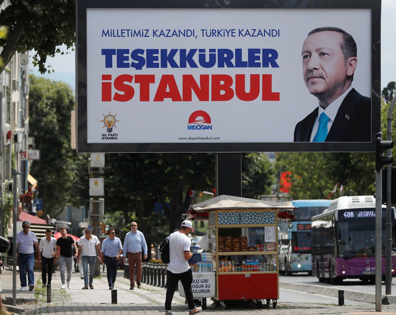 «Οι πολίτες μας νίκησαν, η Τουρκία νίκησε. Ευχαριστώ Κωνσταντινούπουλη» Αφίσα που αναρτήθηκε αμέσως μετά την εκλογική νίκη του Ερντογάν