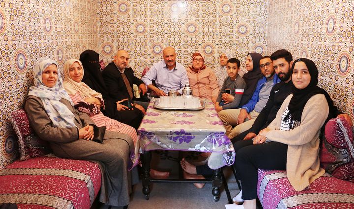 La familia de Nasser en 2018 en la casa donde creció en Casablanca, Marruecos.