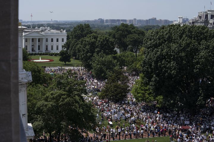 Οι διαδηλωτές συγκεντρώνονται έξω από το Λευκό Οίκο στην Ουάσιγκτον, κατά τη διάρκεια διαμαρτυρίας κατά της πολιτικής της διοίκησης του Trump 
