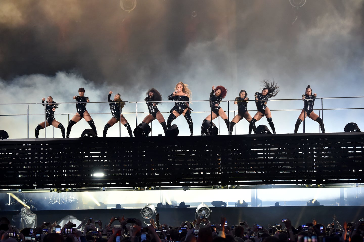 Beyoncé Closes 'On The Run II' Concert By Climbing Down A Ladder After ...