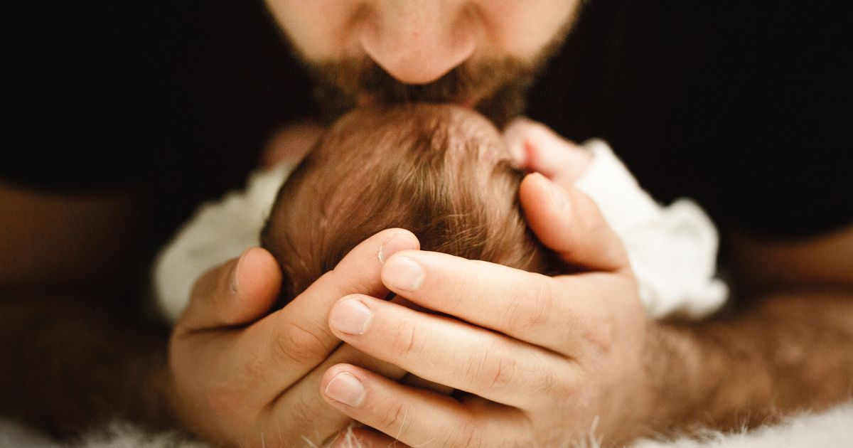 Картинка отец целует живот а внутри ребенок. Папа целует руки