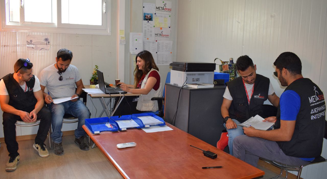 Μέλη της ομάδας διερμηνείας της ΜΕΤΑδρασης στο γραφείο της Οργάνωσης στη Μόρια
