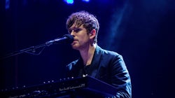 Ο James Blake μιλά δημόσια για τη μάχη του με την κατάθλιψη και τις σκέψεις για αυτοκτονία