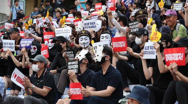 아시아나항공 직원 및 시민들이 6일 저녁 서울 종로 세종문화회관 앞 계단에서 열린 '아시아나항공 노밀(No Meal) 사태 책임 경영진 규탄 문화제'에서 박삼구 회장퇴진 등을 요구하는 손팻말을 들고 있다.