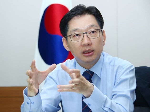 김경수 경남도지사는 6일 한겨레와 인터뷰에서 북한 함경도와 경남의 자매결연을 적극적으로 검토하겠다고 밝혔다.