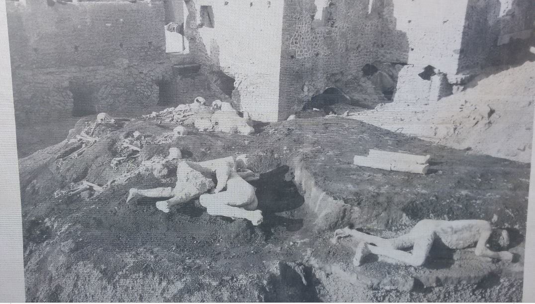 Φωτογραφία από ενημερωτικό πανό σε περιοχή νέας ανασκαφής στην Πομπηία το 2018, η οποία δείχνει την προσπάθεια των αρχαιολόγων κατά την διάρκεια παλαιότερων ανασκαφών να περισώσουν και να αποτυπώσουν σε εκμαγεία τα σώματα των θυμάτων της έκρηξης.