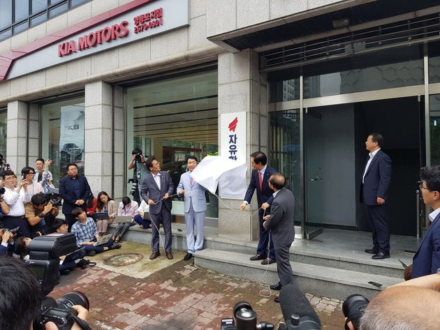 김성태 당 대표 권한대행과 안상수 비대위 준비위원장이 11일 새 영등포 당사 앞에서 현판 제막식을 하고 있다.