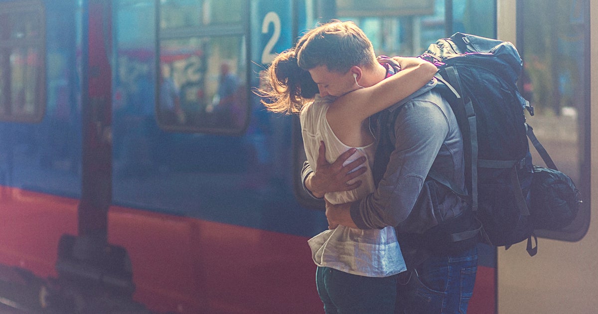 Девушка провожает солдата. Мужчина и женщина на вокзале. И встретила его готовая. Счастье быть любимой. Случайная встреча.