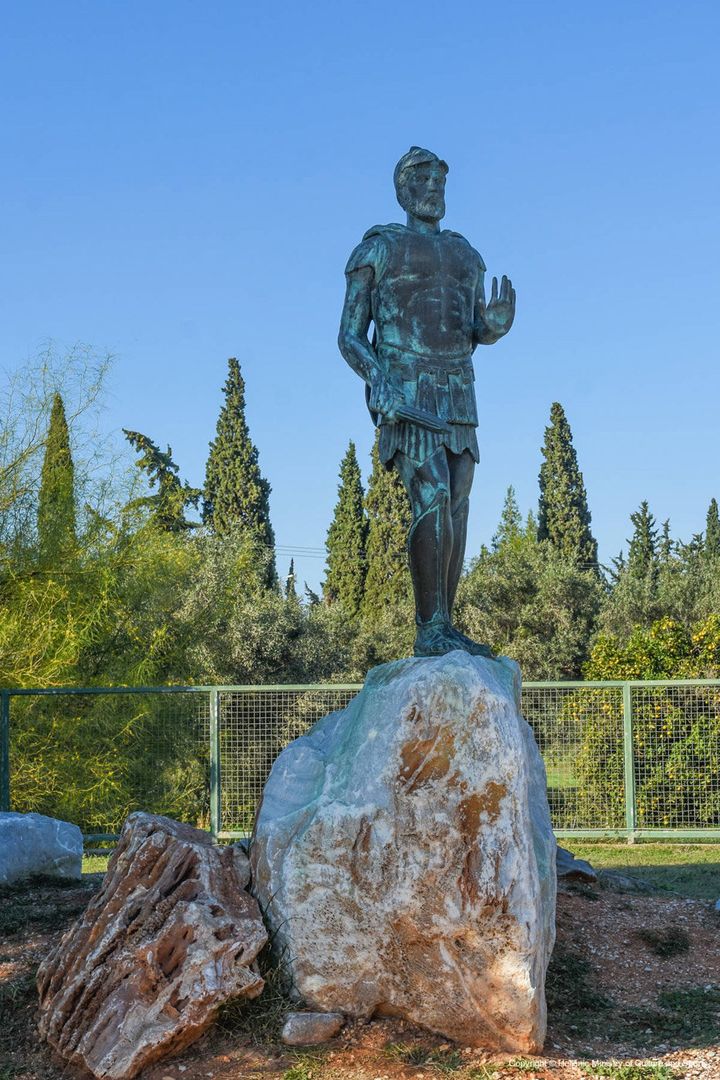 Σύγχρονο άγαλμα του Μιλτιάδη, του στρατηγού της νίκης στη Μάχη του Μαραθώνα. Έργο του γλύπτη Αντώνη Νταγαδάκη.