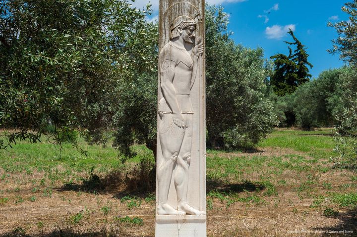Αντίγραφο της στήλης του Αριστίωνος στον Τύμβο του Μαραθώνα. Η πρωτότυπη στήλη (520-510 π.Χ.) βρέθηκε στην Βελανιδέζα Αττικής και αποδίδει τη μορφή ενός άνδρα που έχει τον οπλισμό των Μαραθωνομάχων.