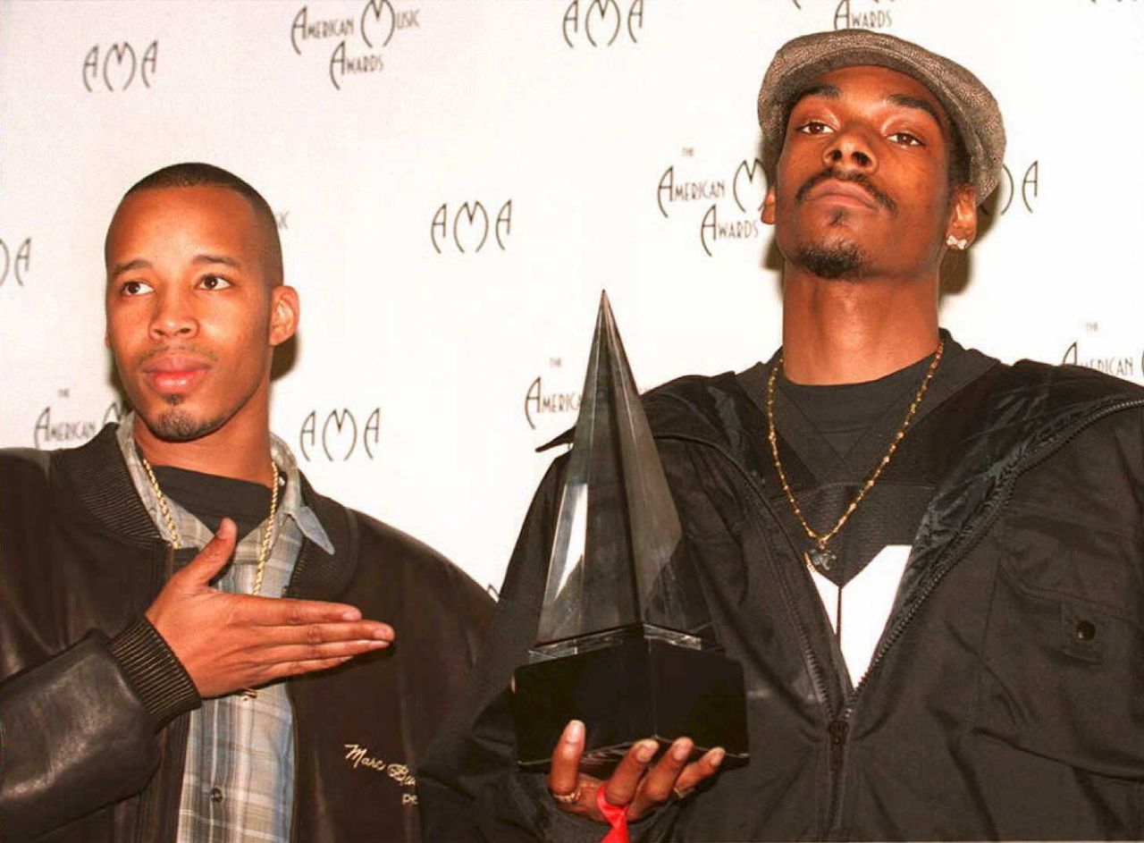 Warren G acknowledges Snoop Dogg's statue at the 22nd Annual American Music Awards on Jan. 30, 1995, in Los Angeles.