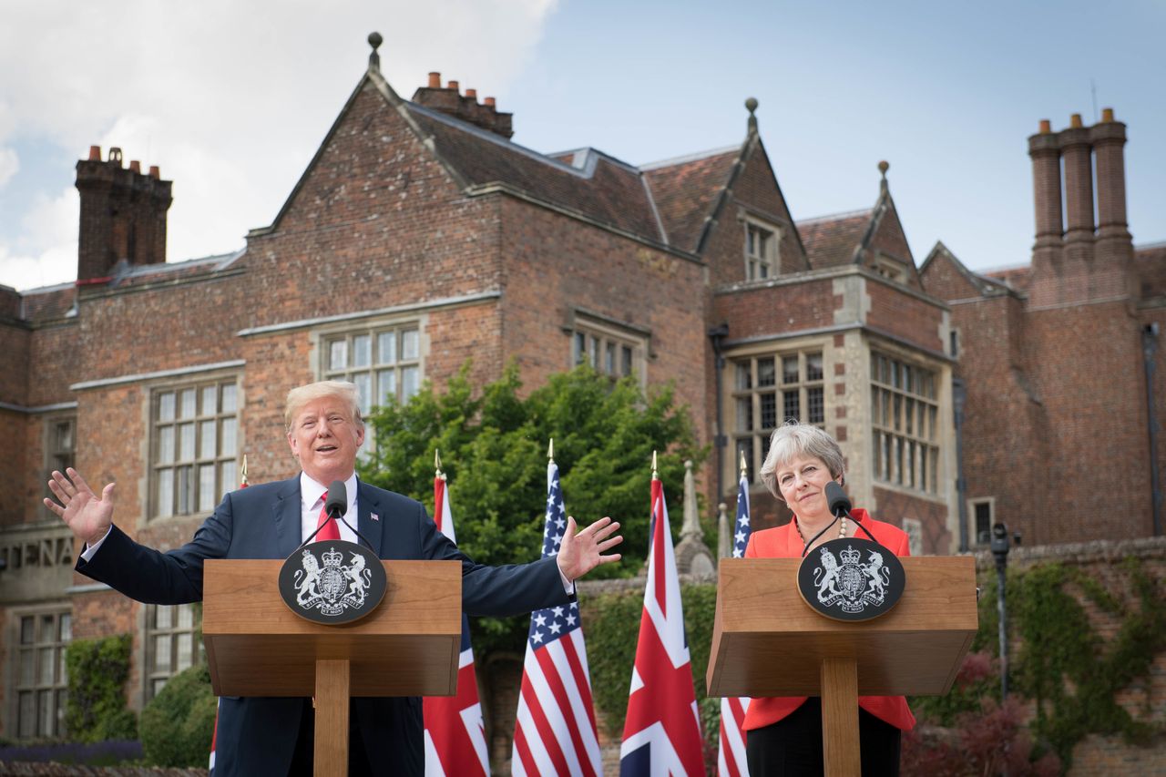 The Prime Minister and President at Chequers in front of the world's press. 