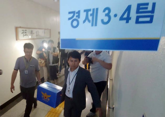 17일 '광주 고3 시험지 유출 사건'을 수사하는 광주 서부경찰서 소속 수사관이 사건이 발생한 광주 D 고등학교에서 갖고온 압수품을 담당팀으로 옮기고 있다.