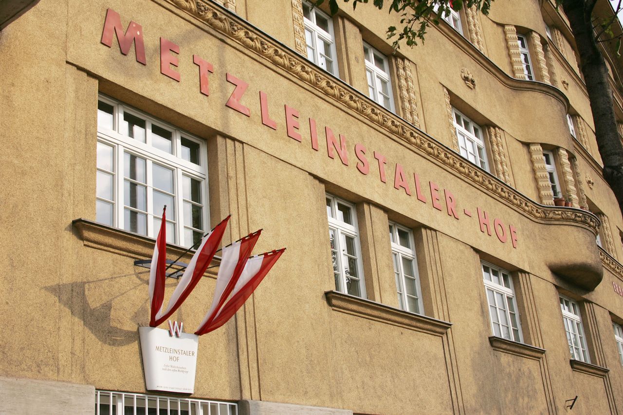 Metzleinstalerhof municipal housing, Vienna.