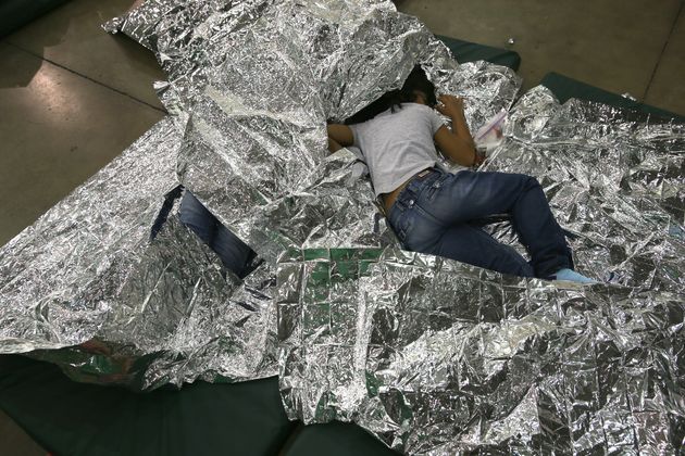 Una niña centroamericana descansa sobre una sábana térmica en un centro de detención de la Patrulla Fronteriza...