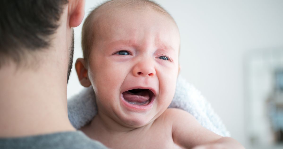Беспокойства новорожденного. Ребенок плачет. Плачущий ребенок. Плач грудного ребенка. Маленький ребенок плачет.