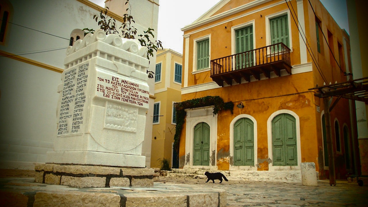 το μνημείο των θυμάτων στο Καστελλόριζο, πλατεία Άη Γιώργη του Πηγαδιού