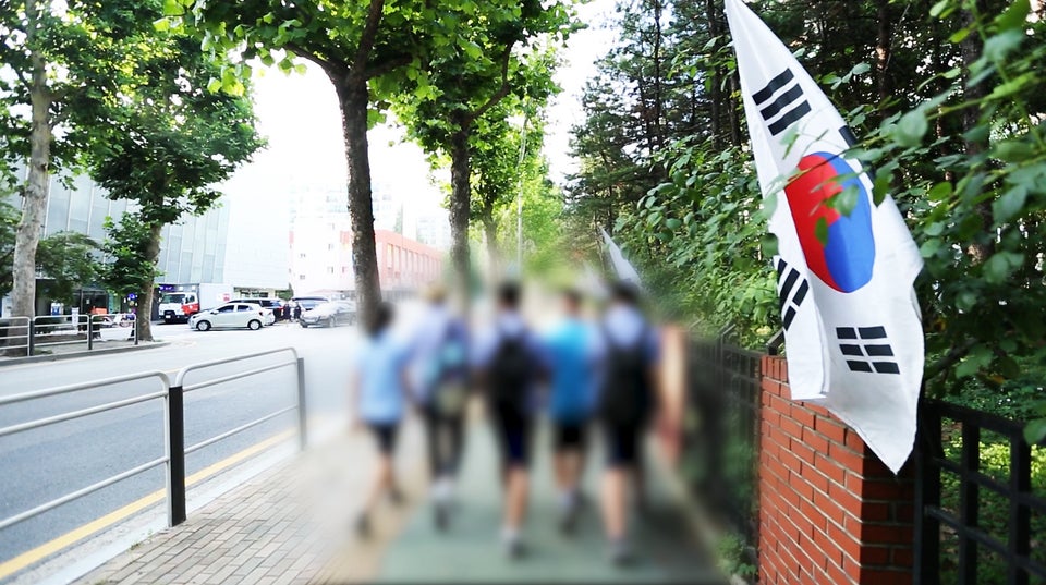17일 학교가 끝난 뒤 A군이 친구들과 함께 길을 걸어가고 있다.