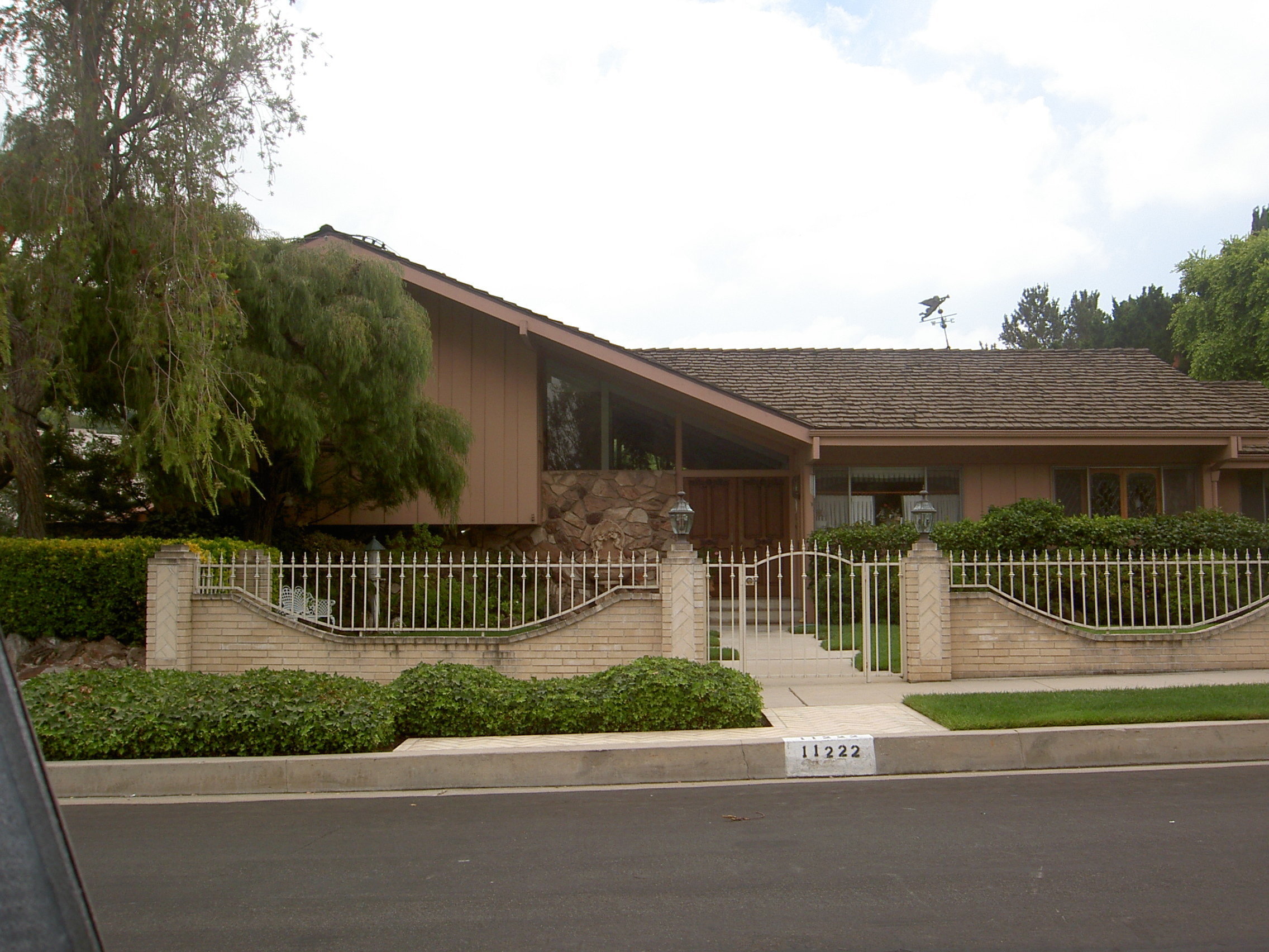 For Sale Brady Bunch House Reportedly May Be Torn Down HuffPost   5b5064ff2000009c003742a7 