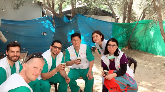 잠시 휴식을 취하고 있는 국경없는의사회 팔레스타인 긴급 수술팀에서 활동하는 국제의료진