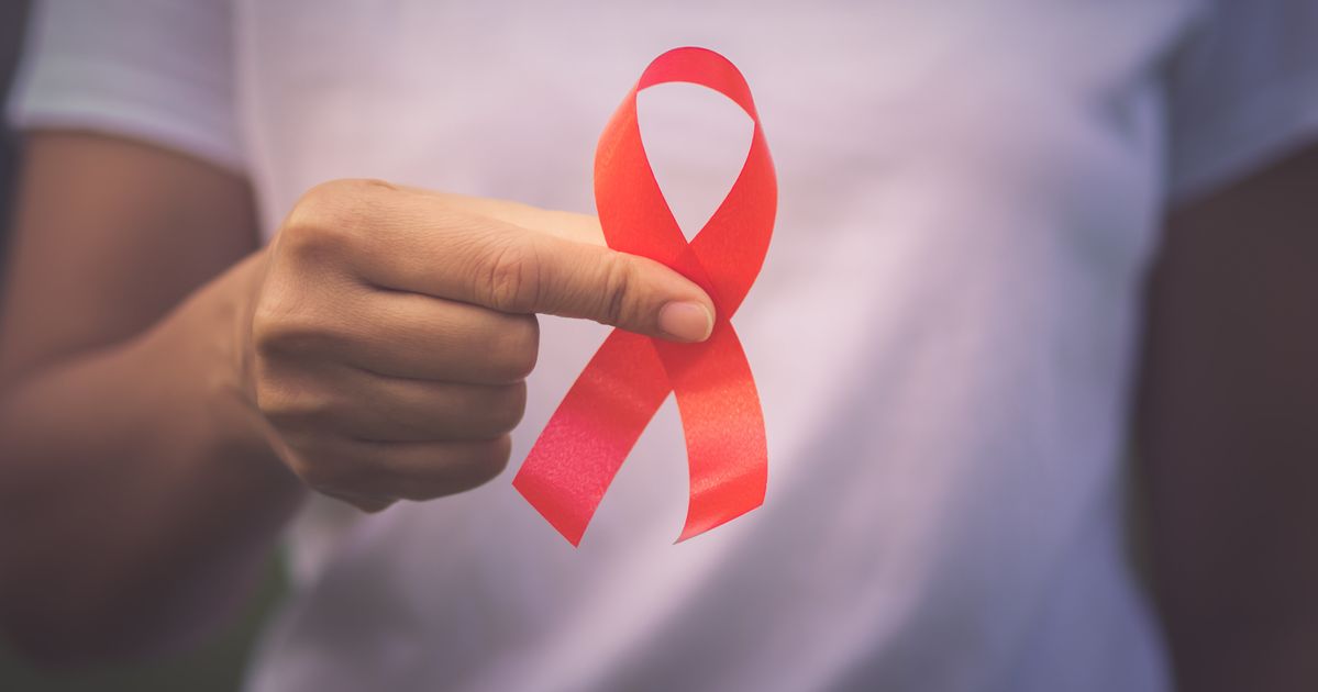 Сердце спид ап. Красная ленточка на руке. Фон профилактика ВИЧ. HIV СПИД. ВИЧ Сток.