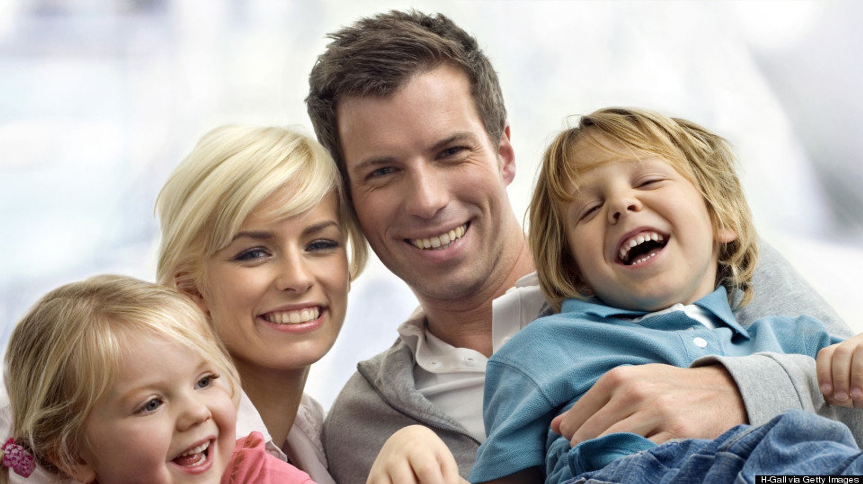Мужчина семьянин. Фотография семьи. Родители и дети. Счастливый ребенок с родителями. Радостная семья.