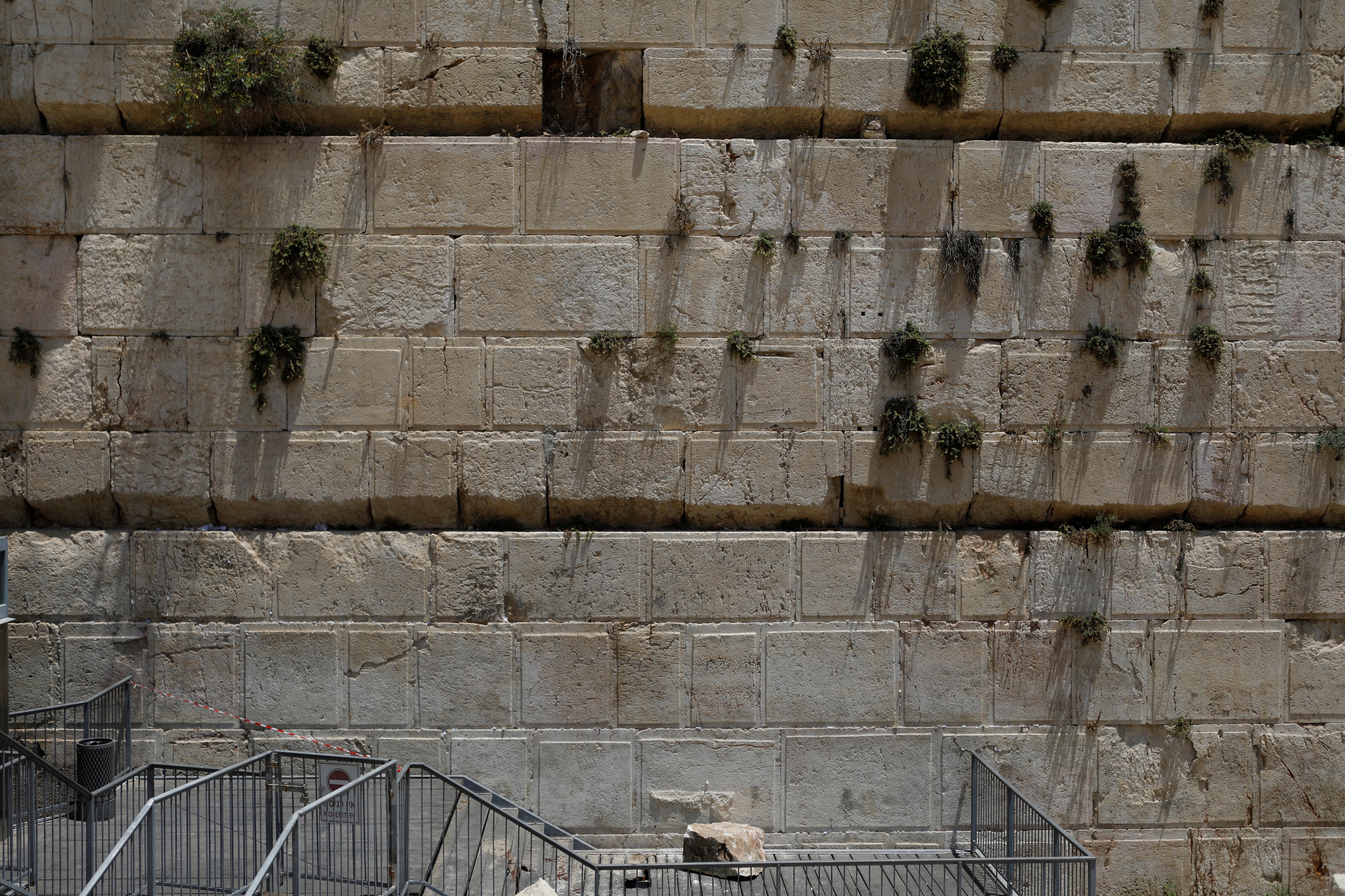 Large boulder breaks off Jerusalem’s Western Wall, nearly hits worshipper