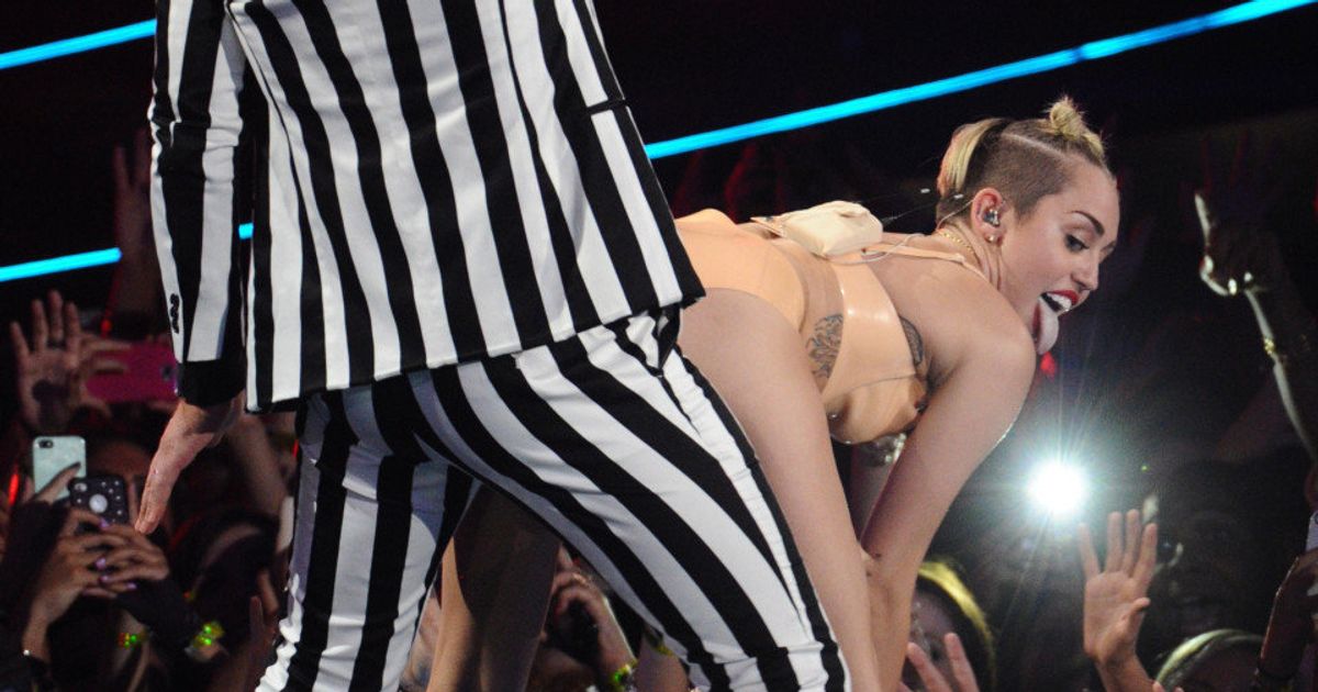 Miley twerking. Тверкинг Майли Сайрус. Тверк Майли Сайрус в 2013 году. VMA 2013 Майли Сайрус и Робин. Майли Сайрус тверк 2013.