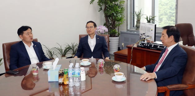 여야 교섭단체 원내대표가 25일 서울 여의도 국회 운영위원장실에서 회동을 갖고 있다. 왼쪽부터 바른미래당 김관영, 더불어민주당 홍영표, 자유한국당 김성태 원내대표