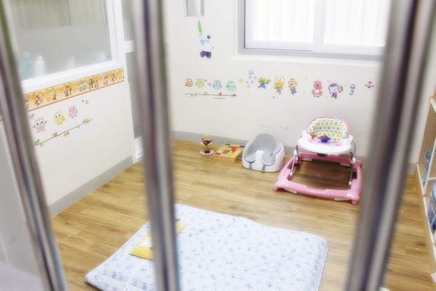 구치소에서 자식 키우는 수용자들을 위해 서울동부구치소가 꾸며준 모자수용거실. 보행기와 좌식 의자, 장난감 등이 놓여 있다.