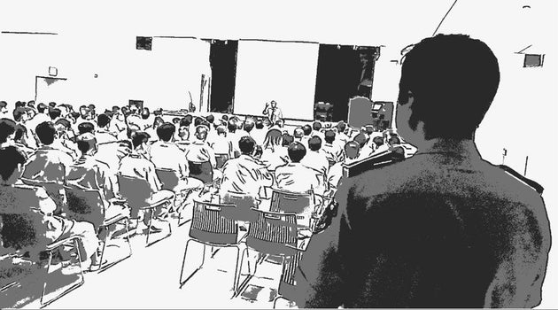 지난달 23일, 서울동부구치소의 기결 수용자들이 기독교 강당에서 예배를 보고 있다.