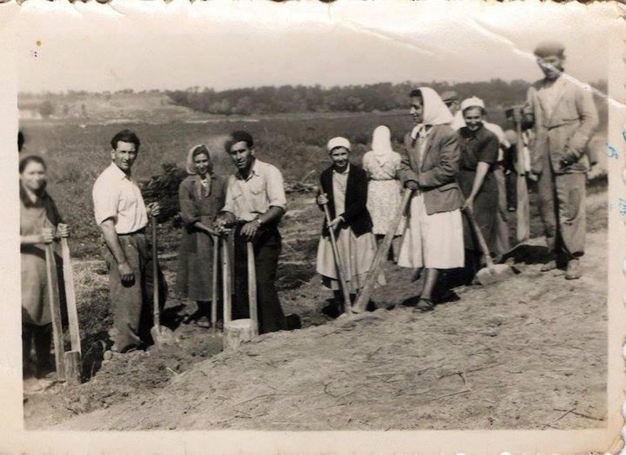 Πρώτος από τα αριστερά ο Νίκος Πετρίδης, στην κατασκευή του χωριού Μπελογιάννης