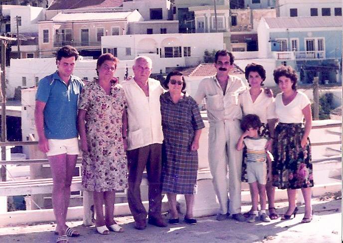 Στην Κάρπαθο, στην αυλή της Παναγίας Μενετών. Πρώτος από αριστερά ο γιος του, Γιώργος, η γυναίκα του,...