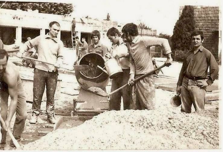 εθελοντική εργασία για την κατασκευή του χωριού Μπελογιάννης