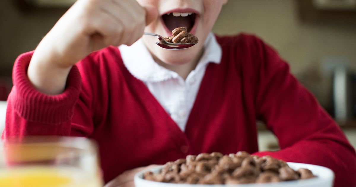 Люди едят детей. Ребенок ест сухой завтрак. Готовый шоколадный завтрак. Человек ест. Дети едят шоколадные шарики.