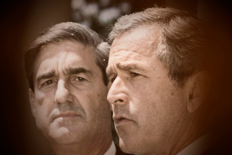 George W. Bush, anunciando el nombramiento de Robert Mueller (izquierda) como nuevo director del FBI...