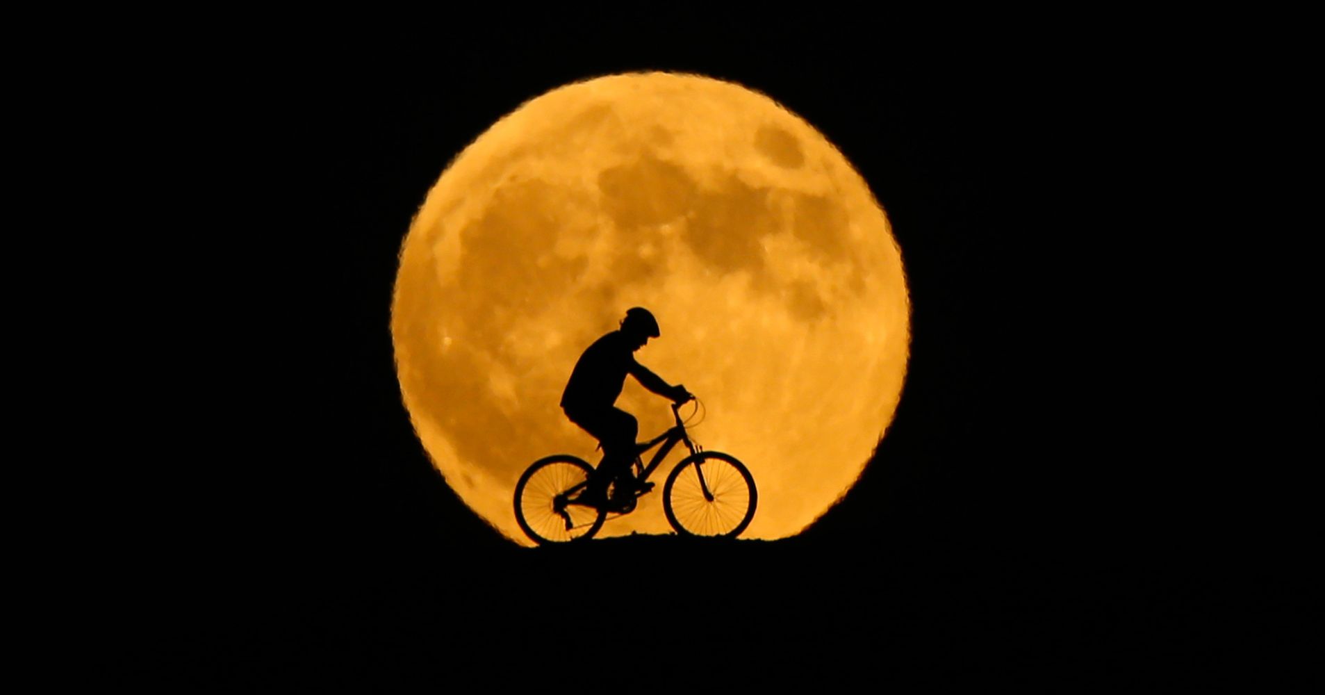 33 Spectacular Photos Of The Longest Full ‘Blood Moon’ Of The Century ...
